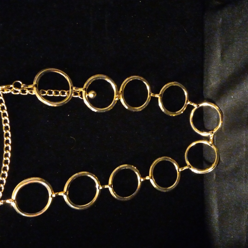Large circle links necklace 24+3" long. Gold tone